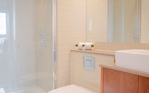 Lincoln Court: Proprietà, Bagno, Costruzione, Casa, Interior Design, Pavimento, Idraulico Fixture, Pavimentazione, Linea