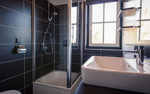 Turracher Höhe 121: Rubinetto, Idraulico Fixture, Vasca Da Bagno, Luce, Bagno, Finestra, Interior Design, Doccia