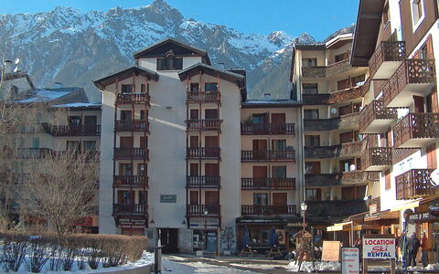 Chamonix 680: Cielo, Giorno, Costruzione, Proprietà, Finestra, Neve, Urban Design, Montagna, Zona Residenziale, Quartiere