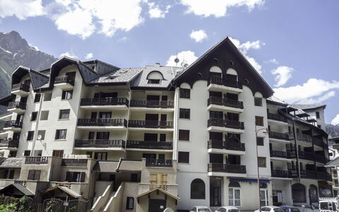 Gentiane: Nube, Cielo, Costruzione, Proprietà, Finestra, Montagna, Urban Design, Auto, Condominio, Palazzone