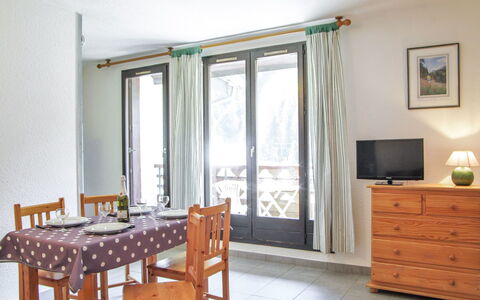 Gentiane: Mobilia, Camera, Proprietà, Costruzione, Interior Design, Pavimento, Casa, Tavolo, Parete, Immobiliare