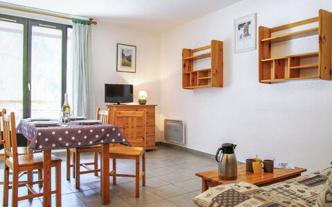 Gentiane: Mobilia, Proprietà, Tavolo, Cornice, Legna, Interior Design, Pavimentazione, Pavimento, Cabinetry, Soggiorno