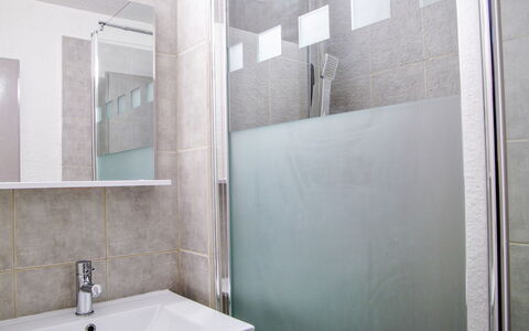 Gentiane: Bagno, Piastrella, Proprietà, Camera, Parete, Rubinetto, Interior Design, Architettura, Pavimento, Bagno Accessorio