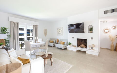 Puerto Banus Opq: Nube, Cielo, Acqua, Montagna, Costruzione, Highland, Albero, Corpo D'Acqua, Finestra, Lago