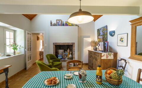 Entre Terre et Mer: Tavolo, Cornice, Proprietà, Mobilia, Divano, Interior Design, Legna, Sedia, Decorazione, Pavimento