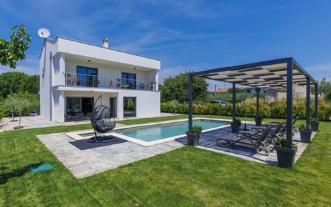 Villa Essea: Cielo, Pianta, Costruzione, Nube, Finestra, Albero, Casa, Lotto, Shade, Erba