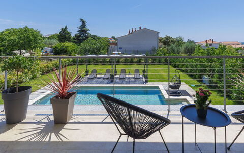 Villa Essea: Acqua, Pianta, Cielo, Proprietà, Mobilia, Sedia, Piscina, Vaso Di Fiori, Mobili Da Esterno, Albero