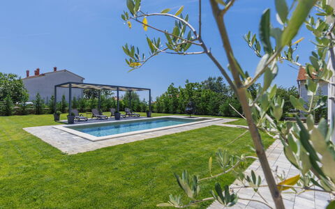 Villa Essea: Pianta, Cielo, Piscina, Costruzione, Shade, Erba, Tempo Libero, Albero, Condominio, Urban Design