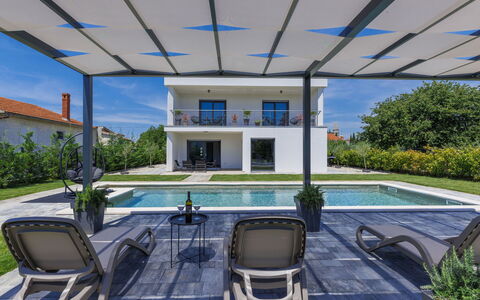 Villa Essea: Pianta, Proprietà, Acqua, Piscina, Costruzione, Shade, Finestra, Interior Design, Mobili Da Esterno, Sedia
