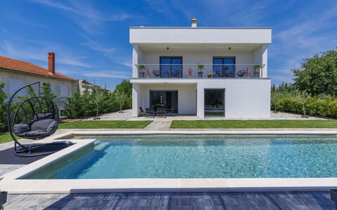 Villa Essea: Cielo, Acqua, Nube, Pianta, Proprietà, Giorno, Costruzione, Azzurro, Piscina, Rettangolo
