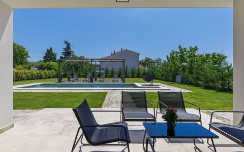 Villa Essea: Proprietà, Giorno, Cielo, Mobilia, Pianta, Natura, Rettangolo, Shade, Costruzione, Mobili Da Esterno