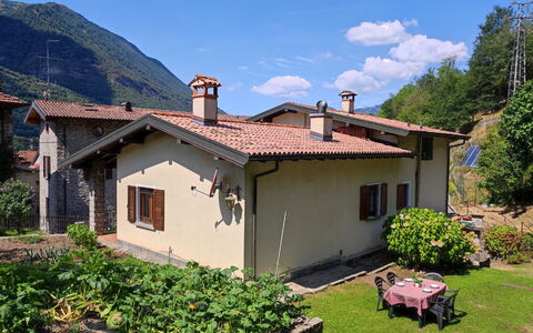 Maria: Nube, Cielo, Acqua, Montagna, Costruzione, Highland, Albero, Corpo D'Acqua, Finestra, Lago