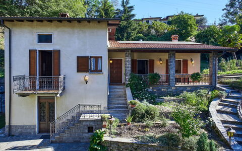 Maria: Mobilia, Proprietà, Cornice, Azzurro, Legna, Illuminazione, Interior Design, Comfort, Pavimento, Pavimentazione