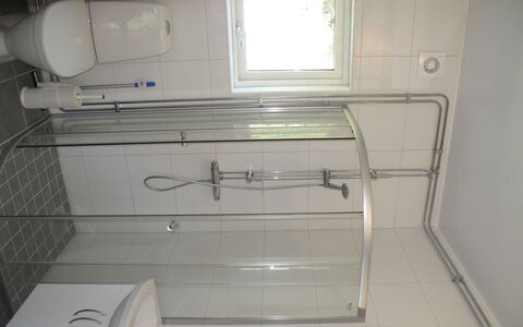 Stegeborg Sjöstugan: Idraulico Fixture, Lavello, Rubinetto, Finestra, Lavandino Del Bagno, Interior Design, Bagno, Costruzione, Casa, Pavimento