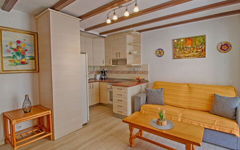 Damara V: Mobilia, Tavolo, Proprietà, Cornice, Legna, Interior Design, Illuminazione, Divano, Pavimento, Pavimentazione