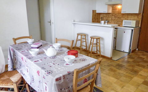 L'Univers: Mobilia, Proprietà, Cabinetry, Tavolo, Controsoffitto, Tovaglia, Interior Design, Sedia, Pavimento, Legna