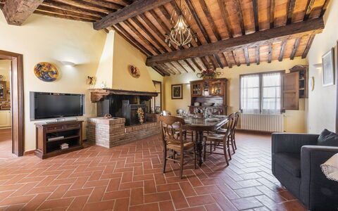 Villa Cevoli: Mobilia, Cornice, Proprietà, Tavolo, Divano, Legna, Finestra, Sedia, Soggiorno, Interior Design