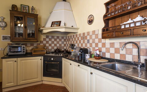 Villa Cevoli: Controsoffitto, Cabinetry, Proprietà, Lavandino Della Cucina, Lavello, Cucina Stufa, Elettrodomestico Da Cucina, Cucina, Rubinetto, Legna