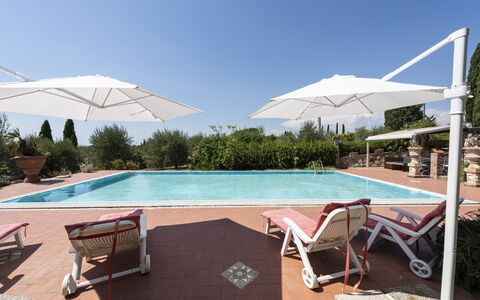 Villa Cevoli: Acqua, Cielo, Costruzione, Pianta, Proprietà, Piscina, Azzurro, Shade, Mobili Da Esterno, Casa