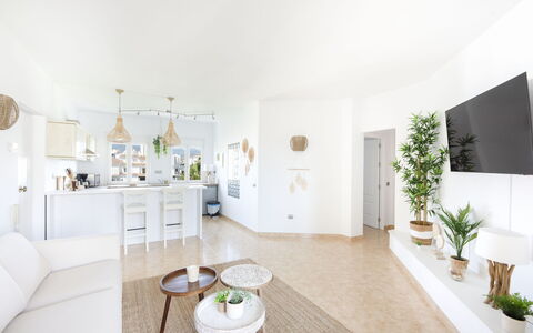 Puerto Banus Opq: Pianta, Mobilia, Tavolo, Pianta Della Casa, Divano, Legna, Vaso Di Fiori, Soggiorno, Interior Design, Pavimentazione