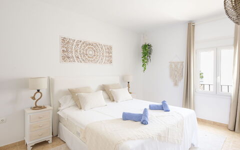 Puerto Banus Opq: Mobilia, Costruzione, Comfort, Pianta, Cuscino, Legna, Tessile, Pianta Della Casa, Finestra, Pavimentazione
