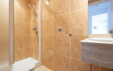 Puerto Banus Opq: Marrone, Idraulico Fixture, Doccia Porta, Soffione Doccia, Bagno, Doccia, Interior Design, Rubinetto, Pavimentazione