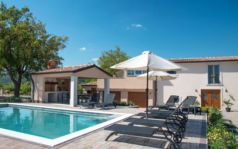 Rika: Cielo, Acqua, Pianta, Proprietà, Costruzione, Nube, Shade, Piscina, Casa, Tempo Libero