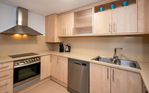 Ancora: Cabinetry, Controsoffitto, Proprietà, Lavandino Della Cucina, Cucina Stufa, Cucina, Lavello, Legna, Elettrodomestico Da Cucina, Illuminazione