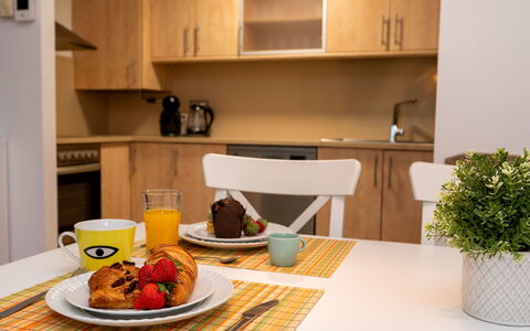Ancora: Cibo, Tavola, Cabinetry, Tavolo, Mobilia, Pianta, Dishware, Piatto, Legna, Interior Design