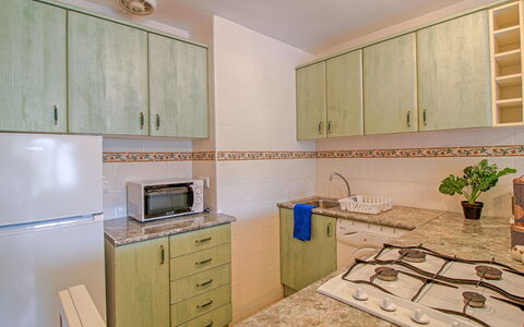 Las Cabañas: Cabinetry, Controsoffitto, Proprietà, Mobilia, Costruzione, Vaso Di Fiori, Cucina, Pianta, Elettrodomestico Da Cucina, Legna