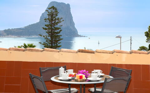 Calpe Calp 1117: Cielo, Tavolo, Mobilia, Proprietà, Sedia, Acqua, Legna, Mobili Da Esterno, Tavolo Esterno, Albero