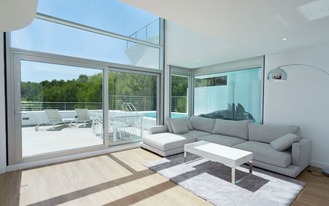 Kristina: Divano, Mobilia, Tavolo, Shade, Costruzione, Finestra, Comfort, Divano Letto, Soggiorno, Interior Design