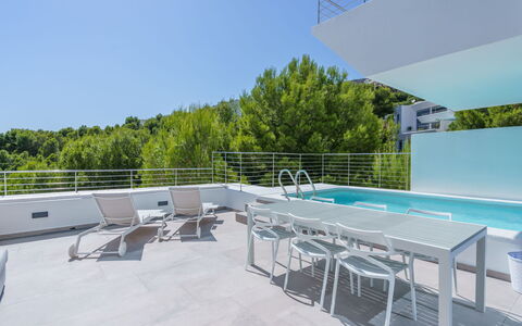 Kristina: Cielo, Giorno, Mobilia, Acqua, Costruzione, Piscina, Shade, Mobili Da Esterno, Albero, Urban Design