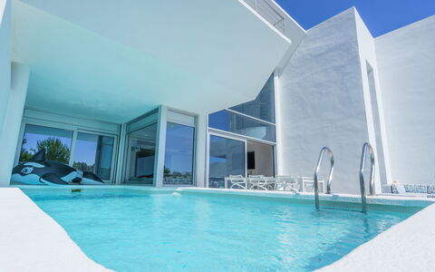 Kristina: Acqua, Azzurro, Costruzione, Piscina, Cielo, Shade, Aqua, Condominio, Tempo Libero, Materiale Composito