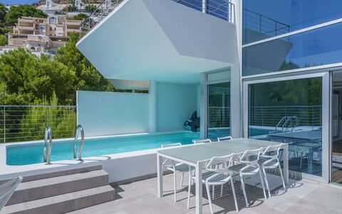Kristina: Tavolo, Proprietà, Mobilia, Costruzione, Azzurro, Piscina, Shade, Mobili Da Esterno, Sedia, Architettura