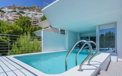 Kristina: Proprietà, Acqua, Costruzione, Cielo, Piscina, Azzurro, Shade, Architettura, Pianta, Casa
