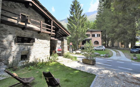 Baita Barin: Pianta, Cielo, Costruzione, Proprietà, Finestra, Nube, Albero, Lotto, Montagna, Erba