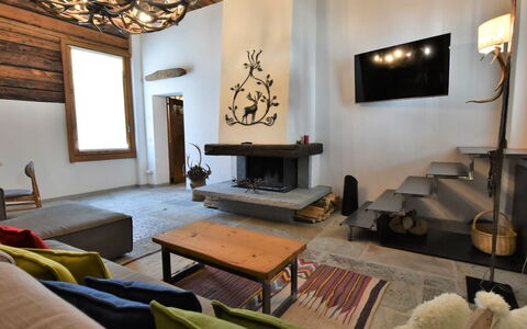 Baita Barin: Cornice, Tavolo, Proprietà, Mobilia, Divano, Comfort, Legna, Interior Design, Illuminazione, Pavimentazione