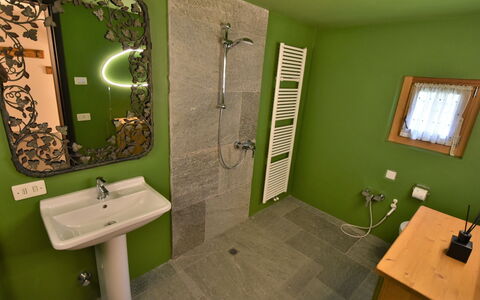 Baita Barin: Specchio, Lavello, Proprietà, Rubinetto, Idraulico Fixture, Verde, Lavandino Del Bagno, Costruzione, Bagno, Finestra
