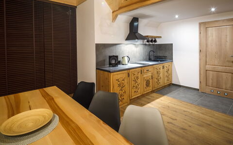 Zakopane 460: Mobilia, Cabinetry, Tavolo, Legna, Sedia, Cucina, Controsoffitto, Pavimentazione, Pavimento, Color Legno