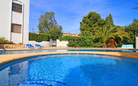 Calpe Calp 1100: Acqua, Cielo, Pianta, Nube, Blu, Costruzione, Azzurro, Piscina, Corpo D'Acqua, Albero