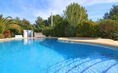 Calpe Calp 1100: Acqua, Nube, Cielo, Pianta, Piscina, Azzurro, Blu, Albero, Paesaggio Naturale, Arecales