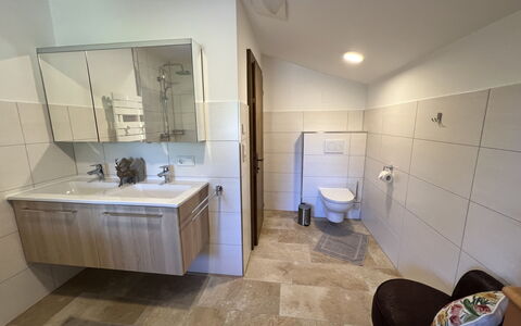 Haus Sigfried: Specchio, Rubinetto, Lavello, Costruzione, Idraulico Fixture, Lavandino Del Bagno, Bagno, Vasca Da Bagno, Casa, Interior Design