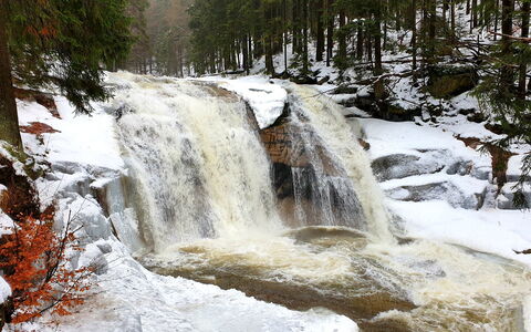 Harrachov 552: Acqua, Risorse Idriche, Paesaggio Naturale, Cascata, Alveo, Albero, Biome, Neve, Congelamento