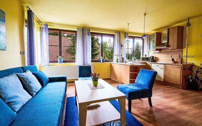 Alice I. 552.1: Mobilia, Divano, Tavolo, Blu, Finestra, Giallo, Legna, Interior Design, Costruzione, Soggiorno