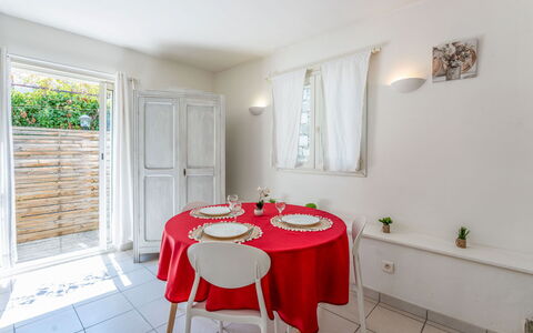 Centre Nyons: Tavolo, Mobilia, Proprietà, Legna, Sedia, Finestra, Interior Design, Rettangolo, Decorazione, Pavimento