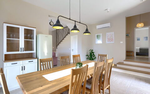 Villa Bella: Tavolo, Proprietà, Mobilia, Sedia, Cucina, Cucina & Sala Da Pranzo Tavolo, Legna, Interior Design, Illuminazione, Pavimentazione