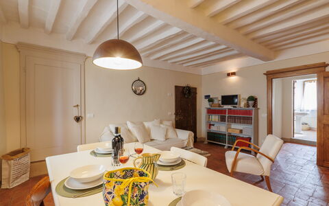 Appartamento Mancini: Tavolo, Mobilia, Proprietà, Tavola, Costruzione, Cornice, Sedia, Legna, Interior Design, Illuminazione