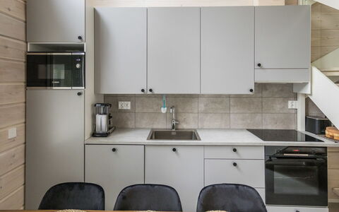 Villa Galdu a: Cucina, Controsoffitto, Elettrodomestico Da Cucina, Pavimentazione, Interior Design, Mobilia, Legna, Apparecchio Major, Cabinetry, Lavello