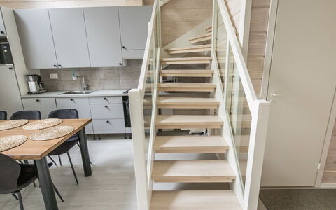 Villa Galdu a: Pavimentazione, Le Scale, Pavimento, Legna, Pavimento In Legno, Interior Design, Casa, Pavimento Laminato, Porta, Latifoglie